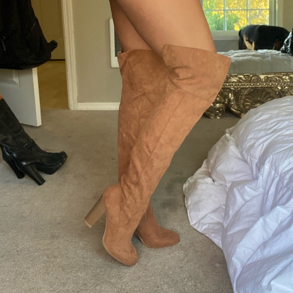 BROWN KNEE HIGH BOOTS - LIKE NEW